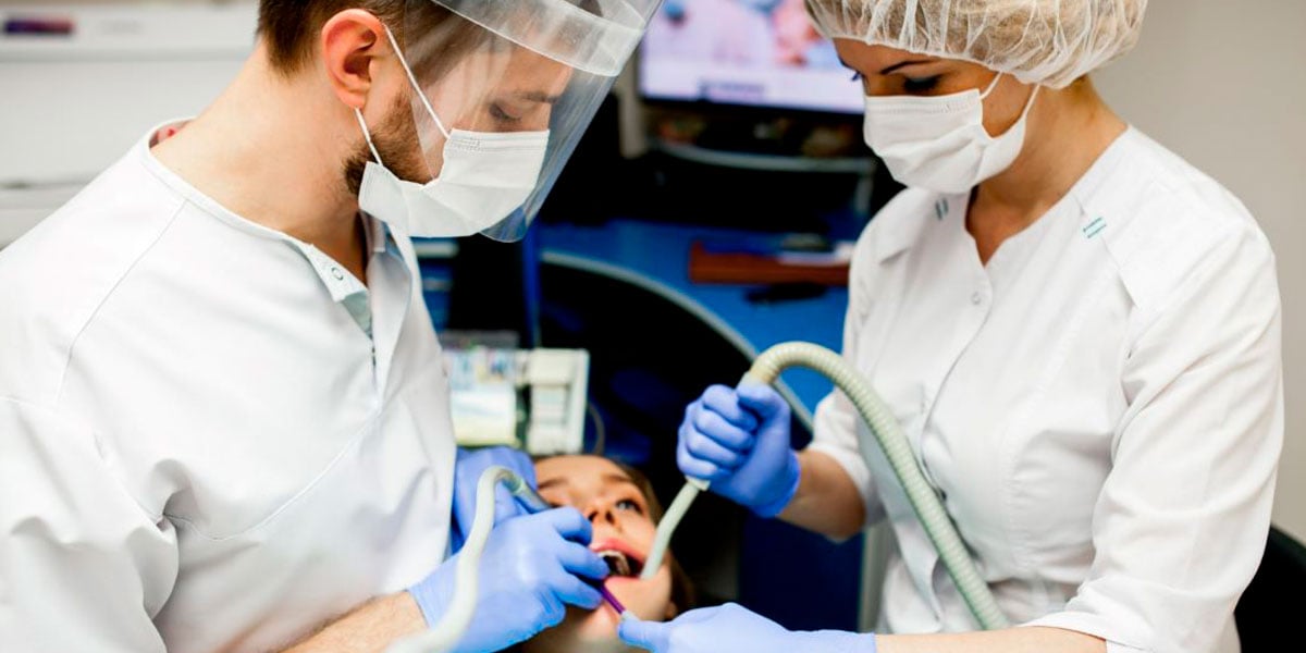 procedimiento de una endodoncia en centro clinico