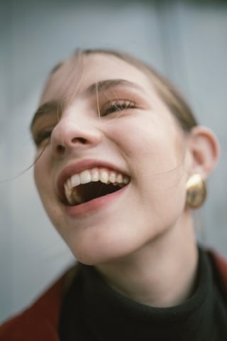 Encías retraídas y dientes expuestos