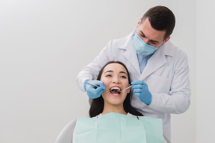 Dentista tratando enfermedad de encías