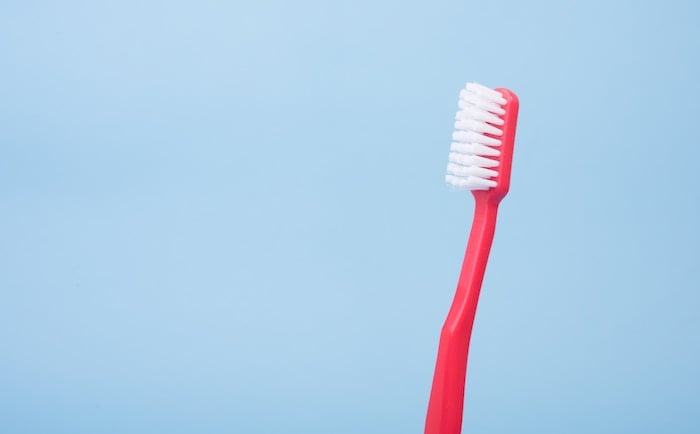 Cepillos duros en esmalte dental