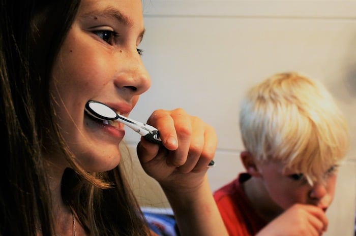 Rutina de limpieza efectiva previene la periodontitis