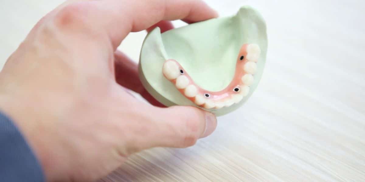 higiene en dentadura postiza evita el mal aliento
