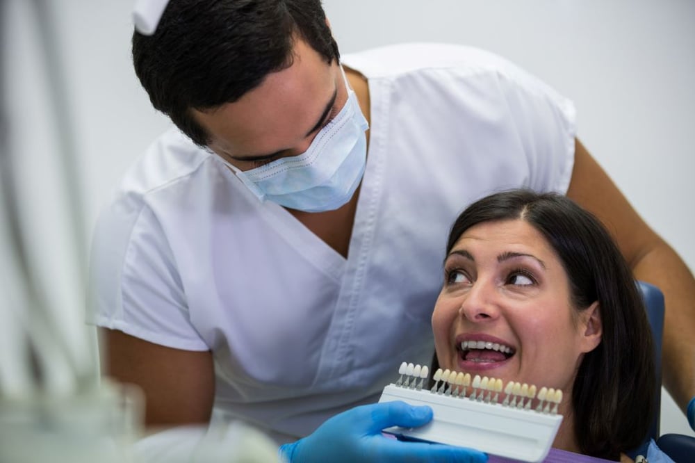 Tratamiento blanqueamiento dental aclara dientes manchados