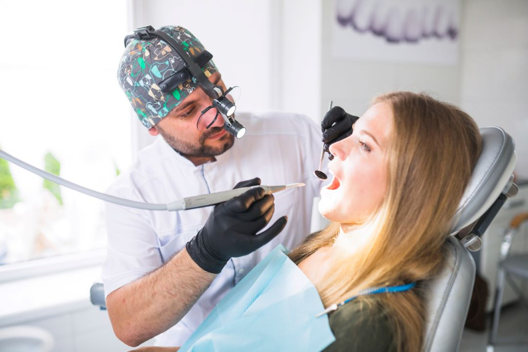 dentista-examina-paciente-blanqueamiento-dental
