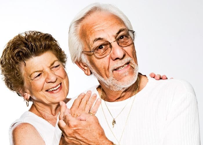 ¿Implantes Dentales Completos o Sobredentaduras?