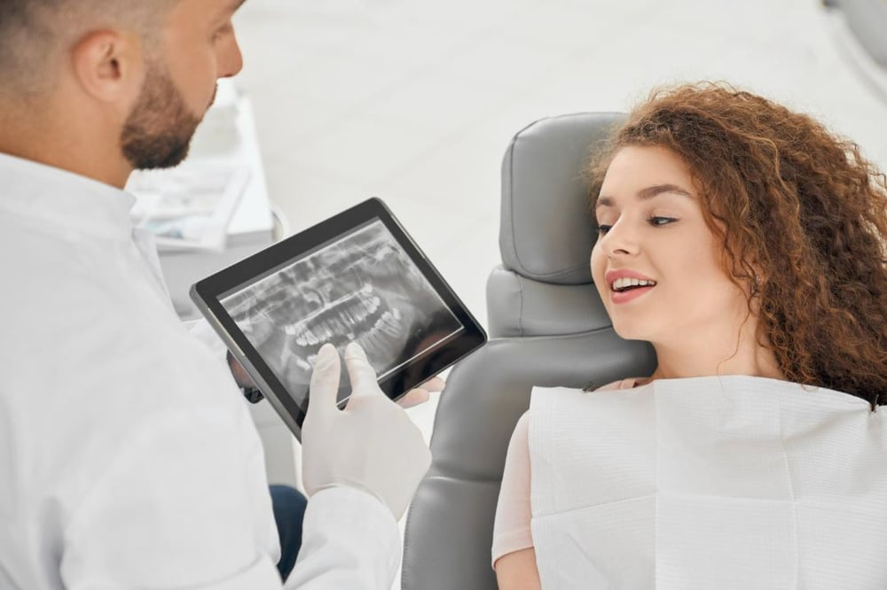 visita-odontologo-tratamiento-dental-ortodoncia-beneficios-tener-brackets