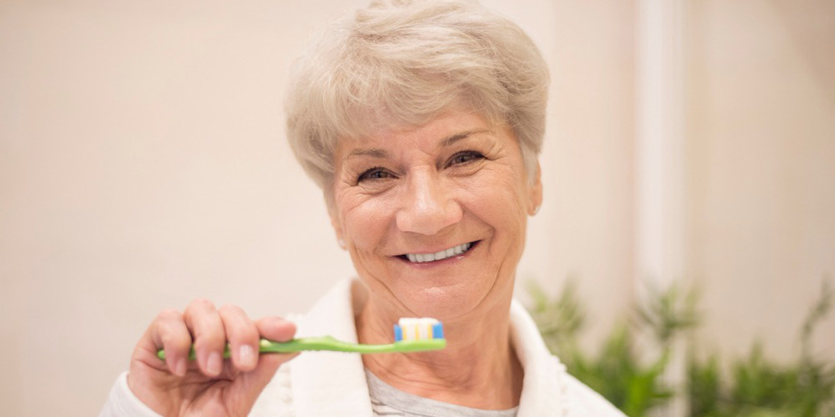 Higiene oral en el adulto mayor: Sonrisas sanas en la vejez